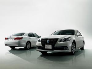 Toyota Crown Hybrid Royal Saloon Black Style